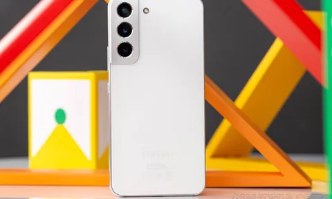 Giá Galaxy S22 tháng 8 giảm gần chục triệu, đã rẻ nay càng rẻ ‘đá bay’ iPhone 12 khỏi đường đua