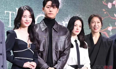 Từ nữ chính, Song Hye Kyo bất ngờ thành nữ phụ làm nền cho cặp 'đao phủ - ác nữ' của The Glory