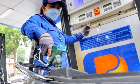 Giá xăng giảm mạnh xuống mức 21.430 đồng/lít