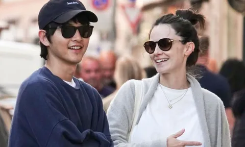 Song Joong Ki gấp rút hoàn thành công việc về với vợ