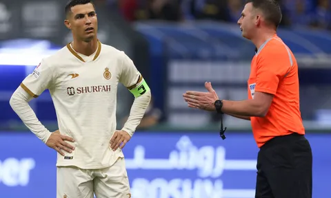 Trọng tài rút thẻ vàng cho Ronaldo nhận số tiền khủng, cao gấp đôi ở Ngoại hạng Anh