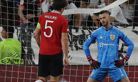 Sau sai lầm khó tha thứ, Maguire và De Gea cãi nhau ngay trên sân