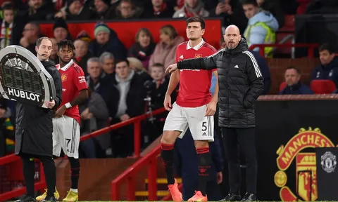 Erik Ten Hag nói điều gây sốc về Maguire sau sai lầm trước Sevilla