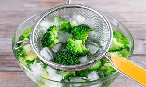 Luộc rau có gây mất chất, loại rau chứa chất độc phải chần, tác hại dùng nước luộc rau: Chuyên gia chỉ rõ 