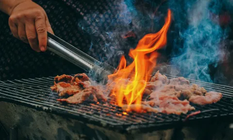 Giới trẻ đổ xô đi ăn nướng, nhưng lại học nhau thói quen hại sức khỏe này: Bệnh chồng bệnh phải né ngay