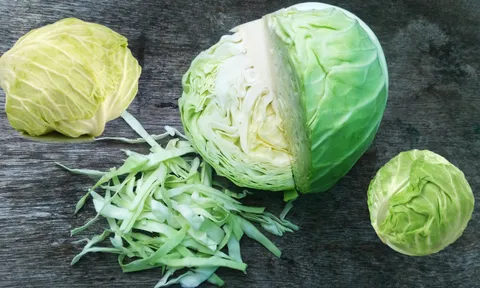 Bắp cải vào mùa, thương lái hé lộ mẹo chọn loại xanh giòn rôm rốp: Rẻ đến mấy cũng né loại này