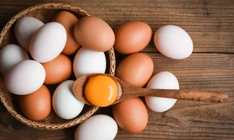 Rẻ không mua cho không lấy: Ra chợ né trứng gà có dấu hiệu này, không ngon còn hại sức khỏe