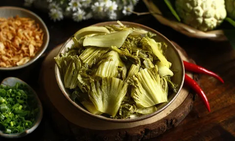 Dưa muối ăn theo cách này nguy hại vô cùng, thêm 1 bước 'cứu rỗi' sức khỏe: Ai cũng nên biết