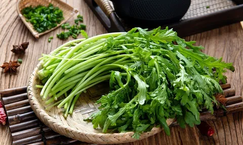 Rau cải cúc bán đầy ngoài chợ, nhưng người này không nên động đũa