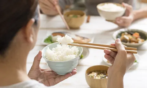 '5 nên 7 tránh' khi ăn cơm, biết được ai nấy đều phải thay đổi thói quen