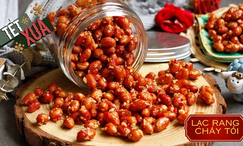 Cách làm lạc cháy tỏi nhâm nhi ngày Tết, giòn như 'pháo': Đãi khách bao nhiêu cũng hết