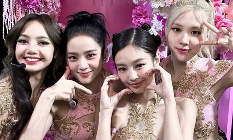 BLACKPINK kỷ niệm 7 năm debut: Đăng ảnh ở Mỹ Đình khiến fan Việt 'bấn loạn', Rosé 'chơi lớn' với hình độc lạ