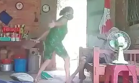 Bắt tạm giam người phụ nữ đánh đập, đổ chất thải lên đầu mẹ già
