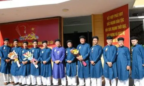 Nam công chức tỉnh Thừa Thiên - Huế mặc áo dài đi làm