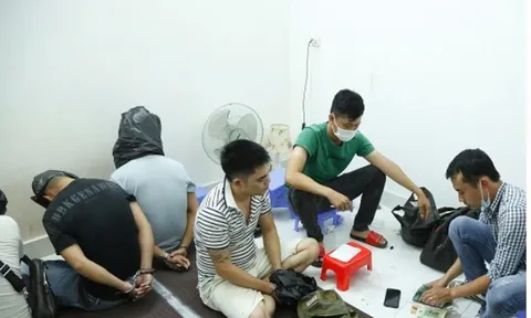 Công an nổ súng vây bắt con bạc tháo chạy lên nóc nhà