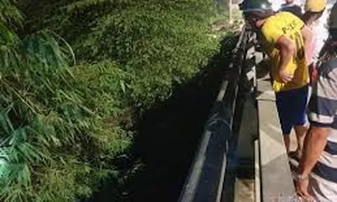 Bình Dương: Phát hiện 2 thi thể đội mũ bảo hiểm, nửa nằm nửa ngồi dưới cống nước