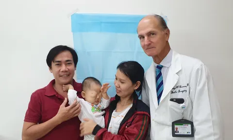 Tiết lộ bất ngờ của bác sĩ Mỹ chuyên mổ miễn phí cho những bệnh nhân có khối u khổng lồ