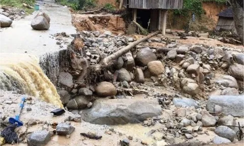 Quảng Ngãi: Lũ quét kinh hoàng, cuốn trôi nhiều nhà dân