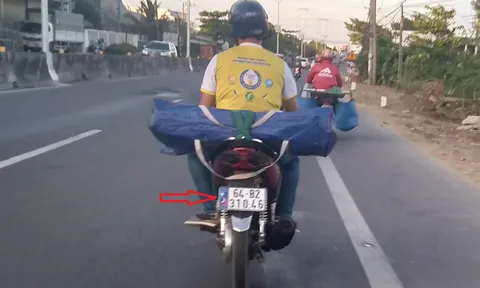 Ngạc nhiên biển số “lạ” với bản đồ Việt Nam gồm quần đảo Hoàng Sa và Trường Sa gắn trên xe