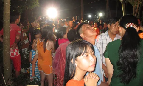 Sự thật về cây cổ thụ “phun nước” trong đêm, người dân đến cầu nguyện xin số