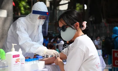 Hà Nội lên tiếng vụ test nhanh Covid-19 âm tính, xét nghiệm lại dương tính