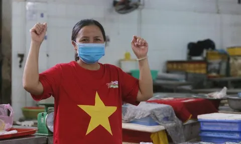 Tiểu thương đồng loạt mặc áo cờ đỏ sao vàng, phía sau in dòng chữ 'Đà Nẵng ơi cố lên'