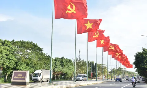Sao Tháng Tám soi đường ta đi tới